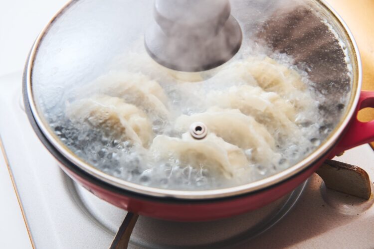 強火で蒸し焼きにする