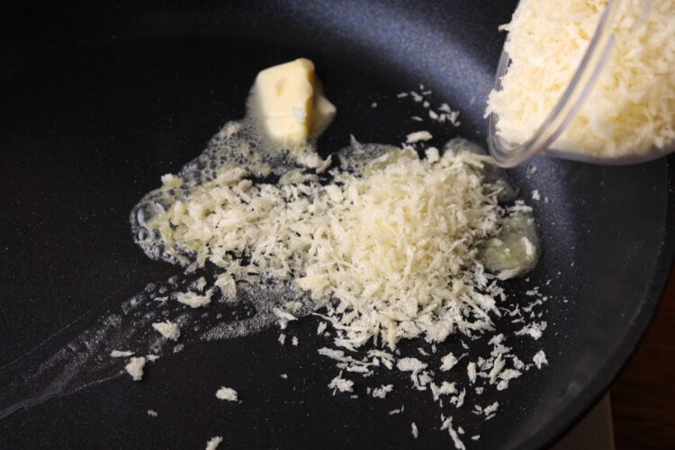 1.フライパンを弱火で熱してAのバターを溶かし、パン粉を広げる。