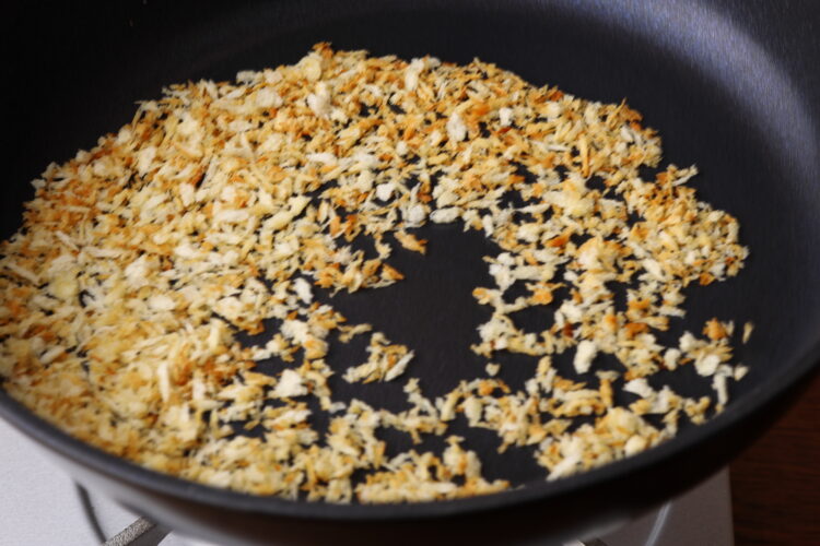 2.表面がきつね色になるまで炒め、容器に取り出す。