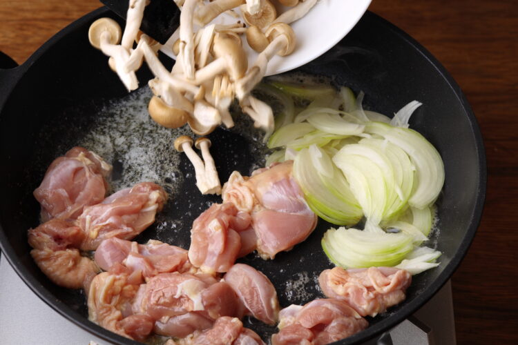 3.パン粉を炒めた後のフライパンを軽く拭き、バター30gを入れて中火で溶かす。鶏肉、玉ねぎ、しめじを順に加え、玉ねぎがしんなりするまで炒める。 