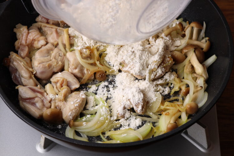 4.小麦粉を加え、全体を炒め合わせる。小麦粉が生焼けにならないようしっかり火を通す。