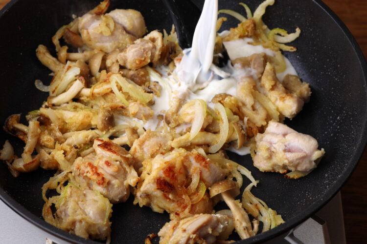 5.牛乳をダマにならないように少量ずつ加えながら馴染ませる。弱中火に落とし「具材と馴染んだら、次の牛乳を加えて混ぜる」を繰り返し、その都度よく混ぜる。