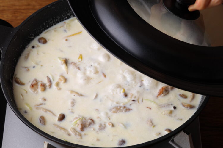 6.牛乳を全て加えふつふつとしてきたら、マカロニを乾麺のまま加えて弱火に落とす。蓋をして時々混ぜながら、マカロニに火が入るまで商品の表示時間より2〜3分長めに茹でる。