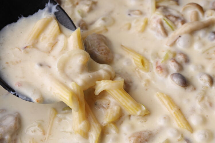 7.焦げ付かないように時々鍋底からヘラで混ぜ返し、水分が足りなければ牛乳を加えて調整する。