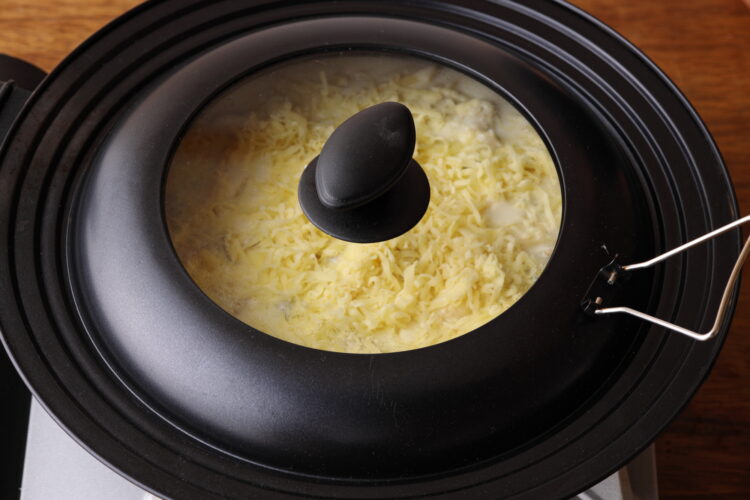 8.マカロニがやわらかくなったら一旦蓋を取り、味見をして塩、こしょうで味を調える。 全体にミックスチーズをたっぷり広げ、再度蓋をしてチーズを溶かす。 