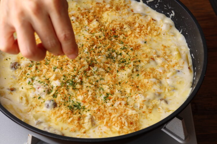 9. 2のパン粉を表面全体にふり、パセリを散らす。