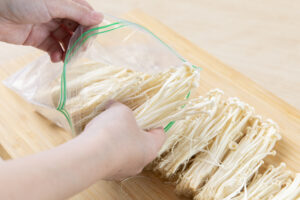 えのきは冷凍で旨みと栄養アップ！正しい保存法と賞味期限