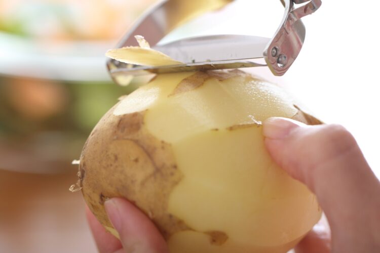 ジャガイモの皮を剥く写真