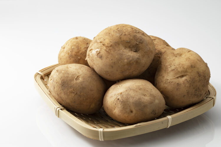 ジャガイモがざるに乗った写真