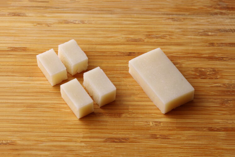 1.餅は縦横垂直に包丁を入れ、4等分に切る。