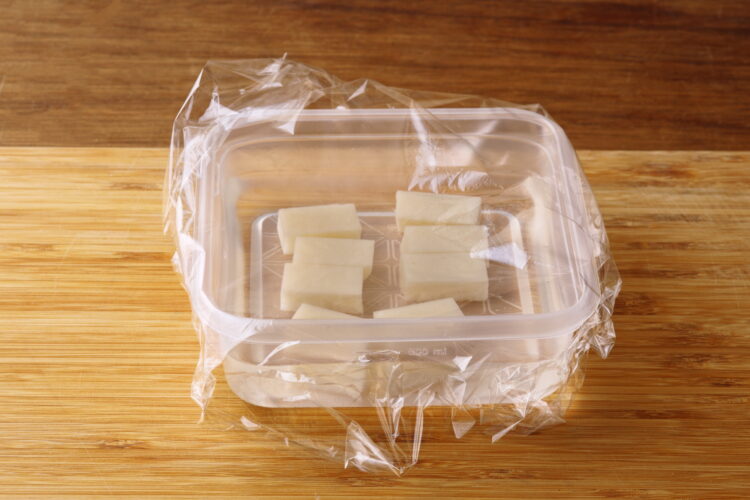 容器にラップをふんわりかけて、600Wの電子レンジで3分20秒ほど加熱する。