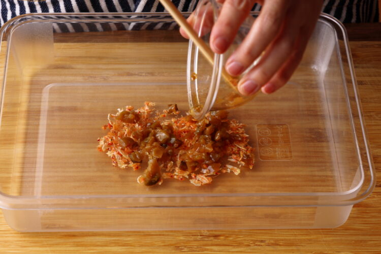 4.バットなど広めの容器に、刻んだ干しえびとザーサイを入れて広げる。