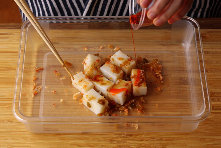 6.醤油、ラー油(辛味が苦手な方はごま油)を加えて優しく混ぜ合わせる。器に盛り付けて、完成。