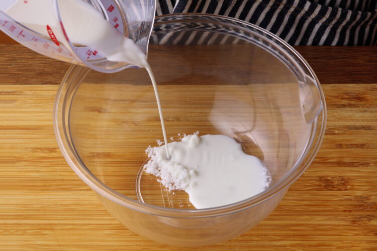 2.口径15cm前後の耐熱容器に牛乳と砂糖を合わせて混ぜる。