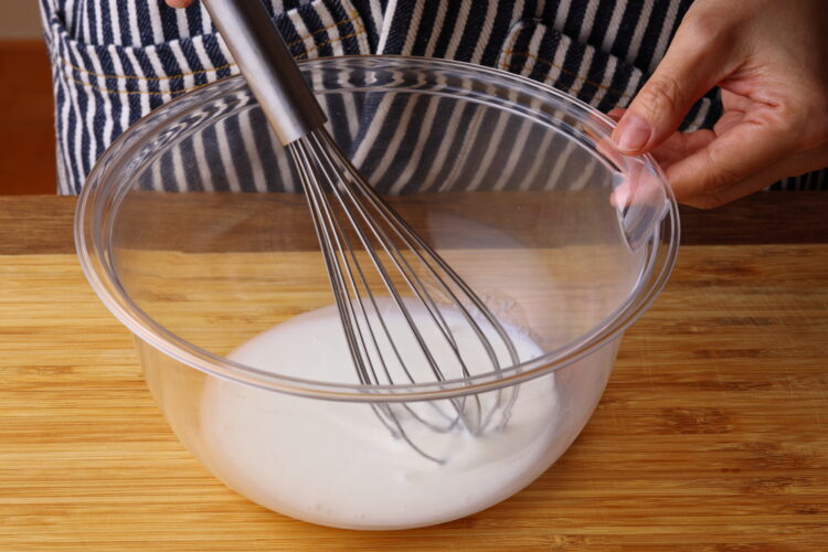 2.口径15cm前後の耐熱容器に牛乳と砂糖を合わせて混ぜる。