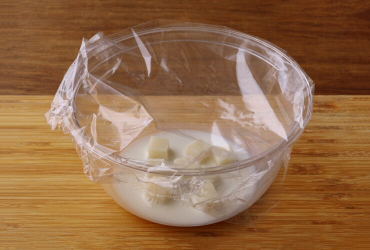 3. 餅を加え、ふんわりとラップをかけ、500Wの電子レンジで1分半ほど加熱する。