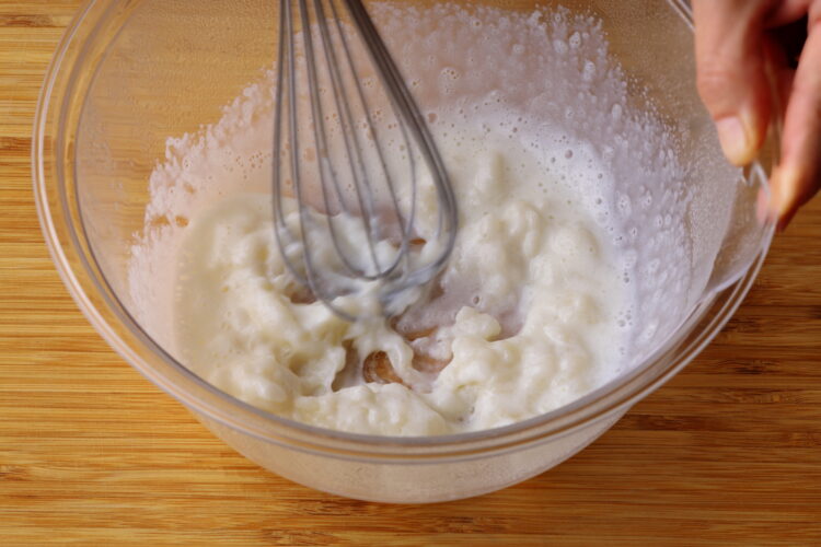 4.熱いうちに、ホイッパーで餅を押すように潰しながら牛乳となじませる。