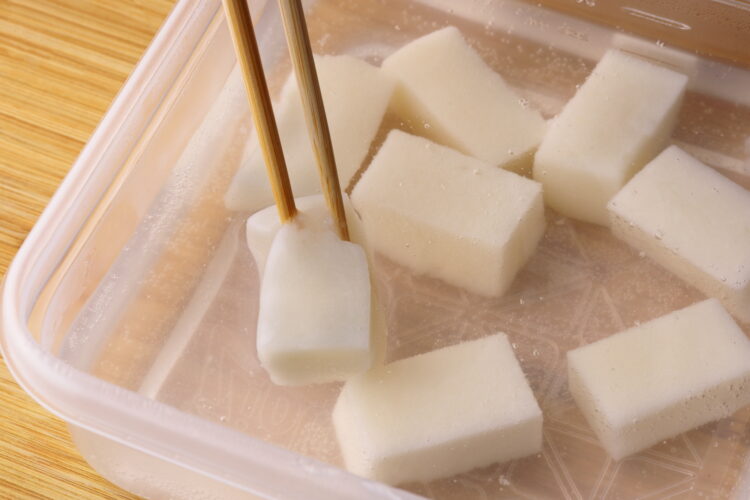 3.餅は、箸でグニュッとつまめる程度の柔らかさになればOK。