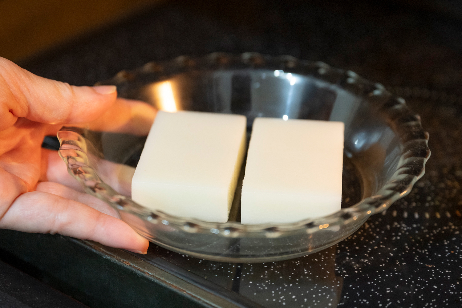 餅を電子レンジに入れる