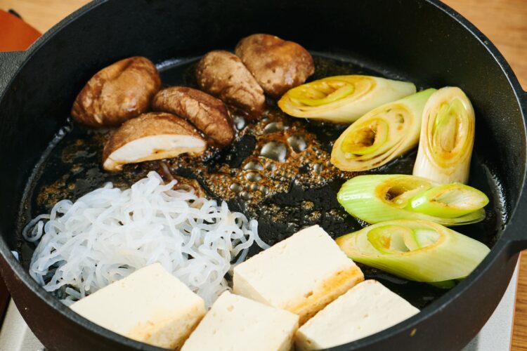 すき焼き鍋で具材を加熱している様子