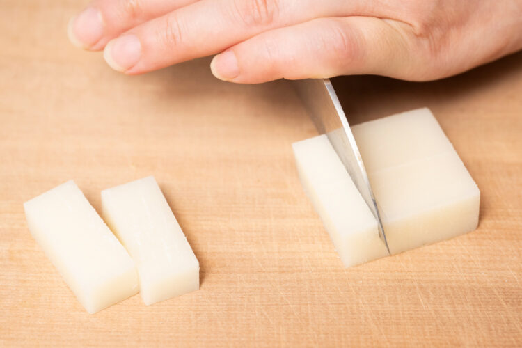 切り餅を横向きにして1cm幅に切る