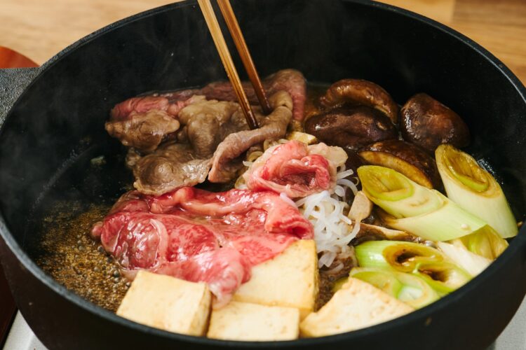 すき焼き鍋で牛肉を加熱している様子
