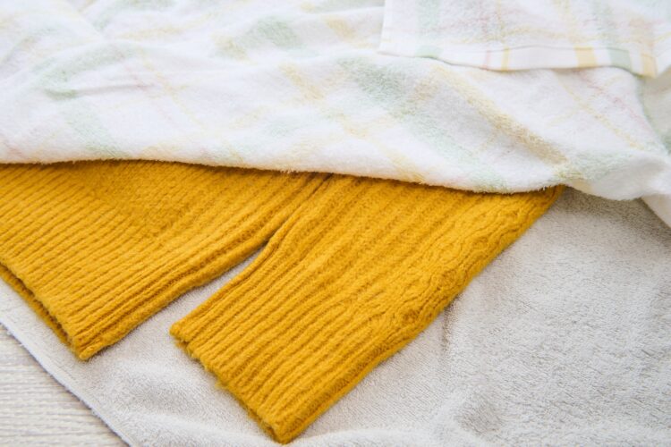 ニットをバスタオルでサンドする