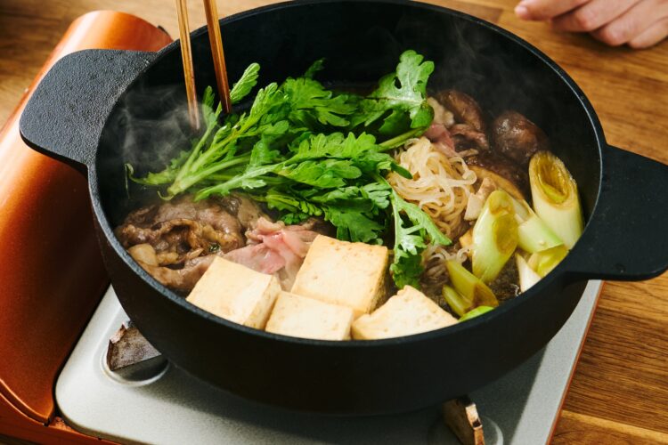すき焼き鍋に春菊を加えて煮込む様子