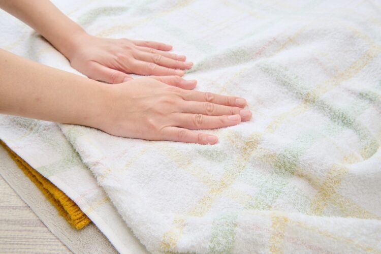 軽く押さえて水分を移す