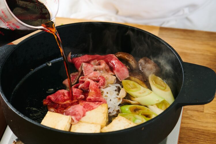 すき焼き鍋に割り下を注ぐ様子