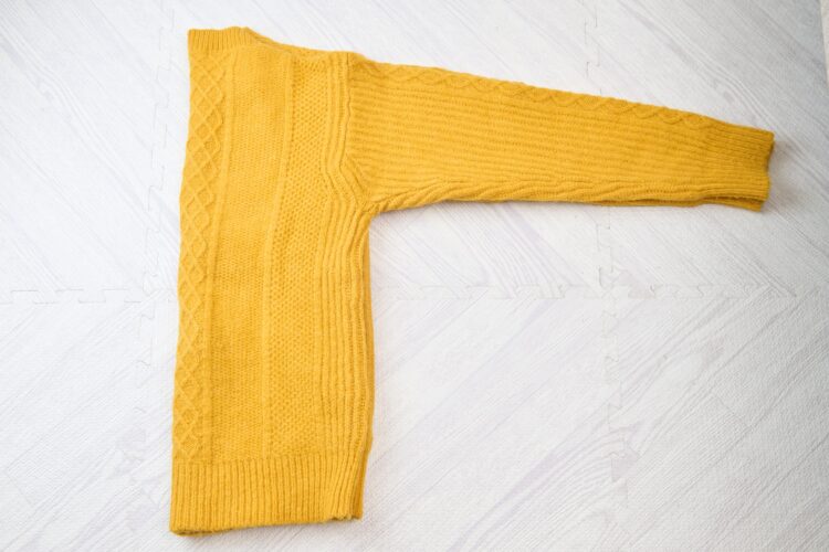 ニットを縦半分にたたむ