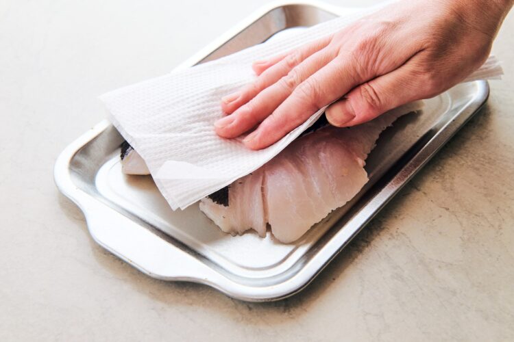 タラの水気をふき取る