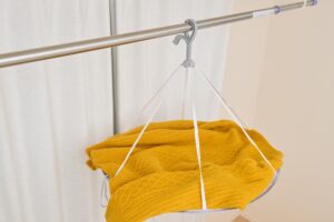 ニットは洗濯機？手洗い？正しい洗い方や干し方をプロが解説！