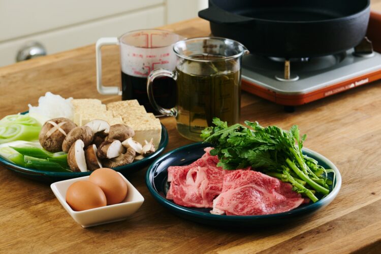 すき焼き用の食材を並べた様子