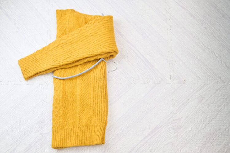 袖をハンガーに合わせて折り返す