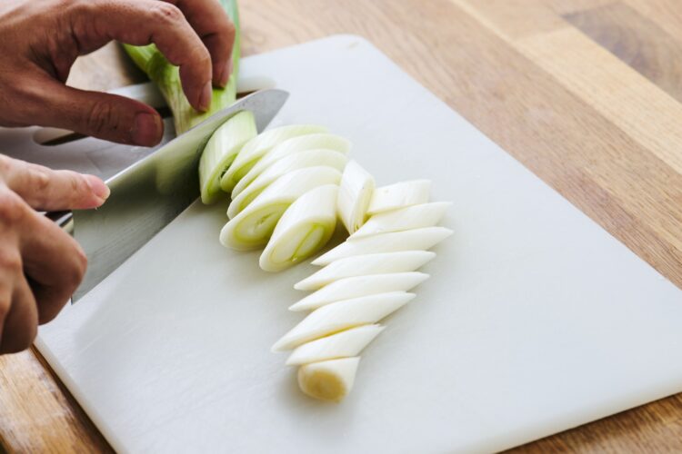 長ねぎを斜め切りしている様子