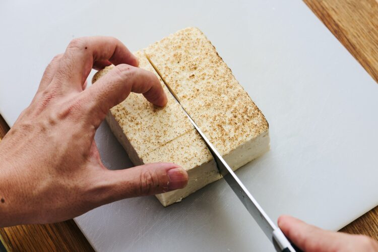 焼き豆腐を包丁で切る様子