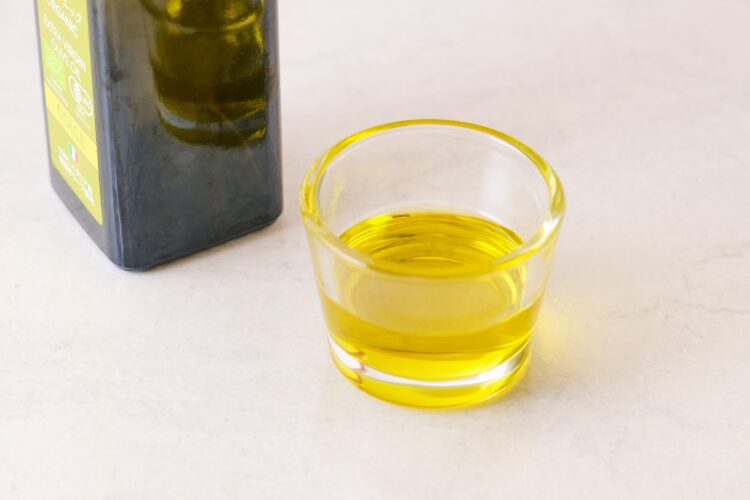 オリーブオイル：加熱にも生でも万能