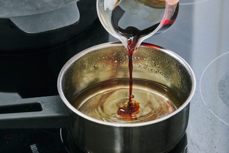 鍋に醤油を注ぐ様子