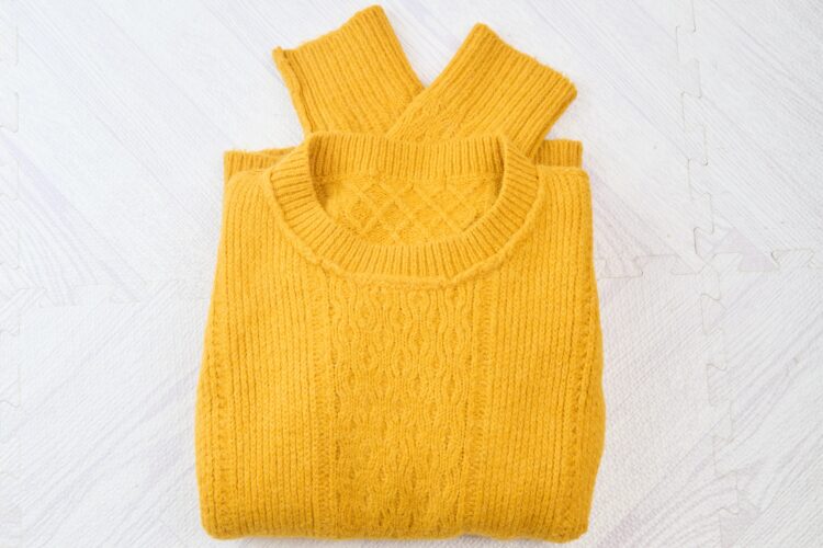 洗う前にニットを裏返して長方形に畳む