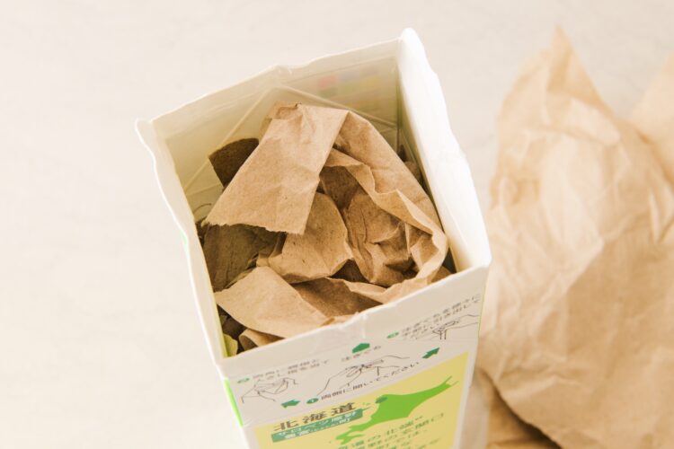 【身近な道具で】牛乳パックに紙類を詰めて油を捨てる
