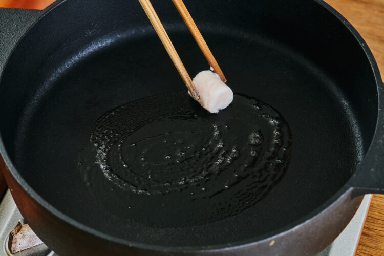 鍋に牛脂を広げている様子