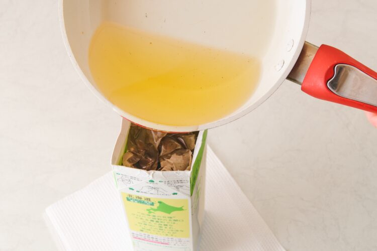 【身近な道具で】牛乳パックに紙類を詰めて油を捨てる