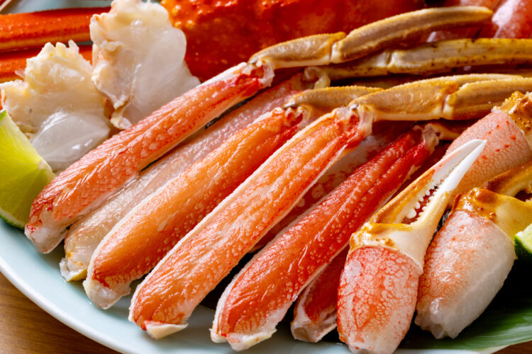 生ガニが皿に盛られた図