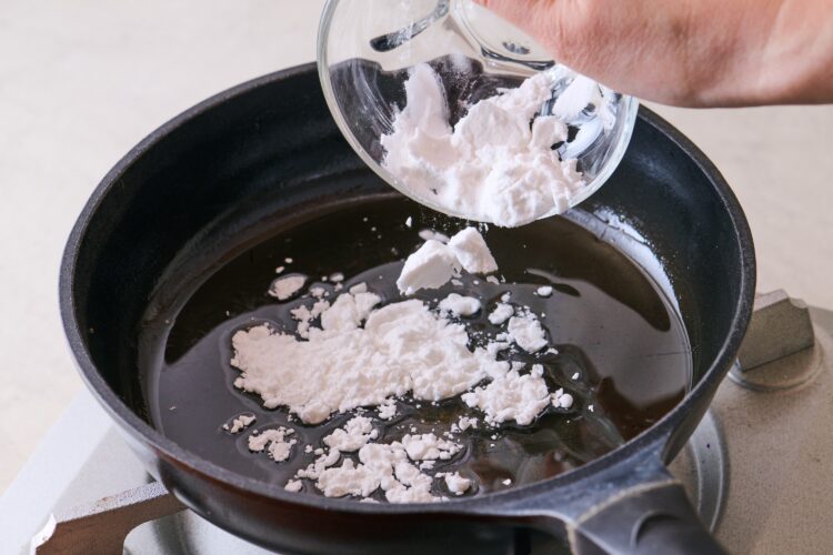 【少量処理に便利】片栗粉や小麦粉で固めて油を捨てる