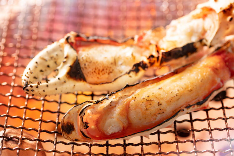 カニを七輪で焼く図