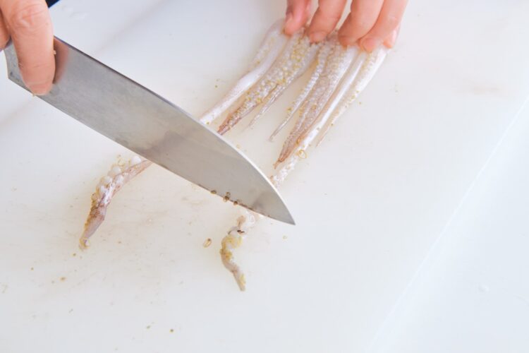 足先の細い部分を切り落とす