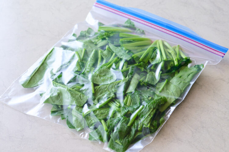 【時短】ほうれん草を生のまま冷凍保存する方法