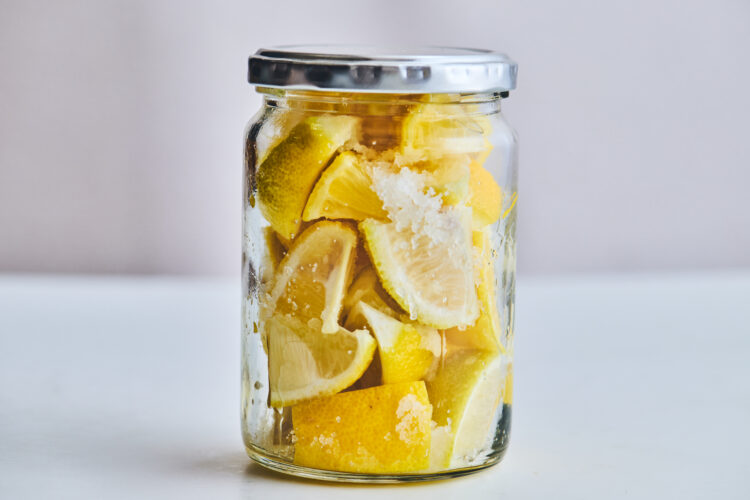 レモンと塩を入れた瓶に蓋をする