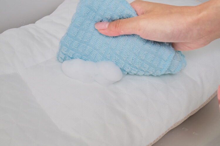 枕の泡を拭き取る図